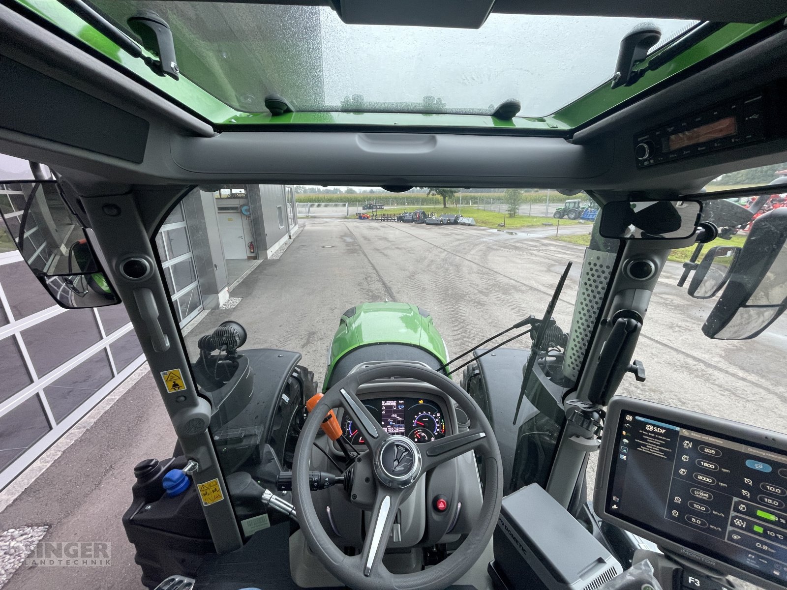 Traktor des Typs Deutz-Fahr 6210 TTV Agrotron Warrior, Neumaschine in Ebenhofen (Bild 10)