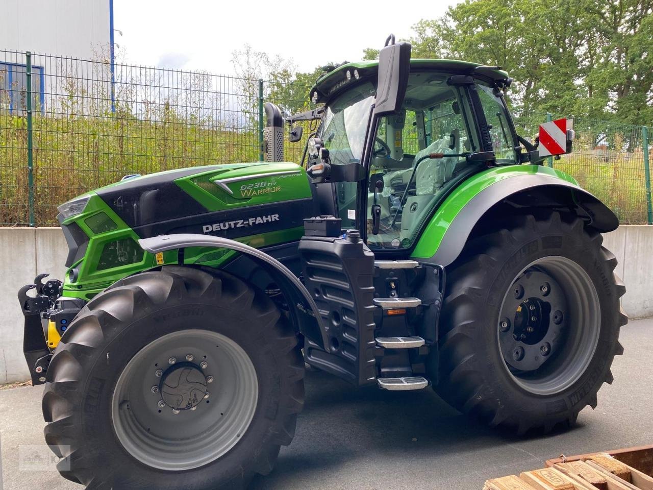 Traktor des Typs Deutz-Fahr 6230 Agrotron TTV, Neumaschine in Eslohe–Bremke (Bild 1)