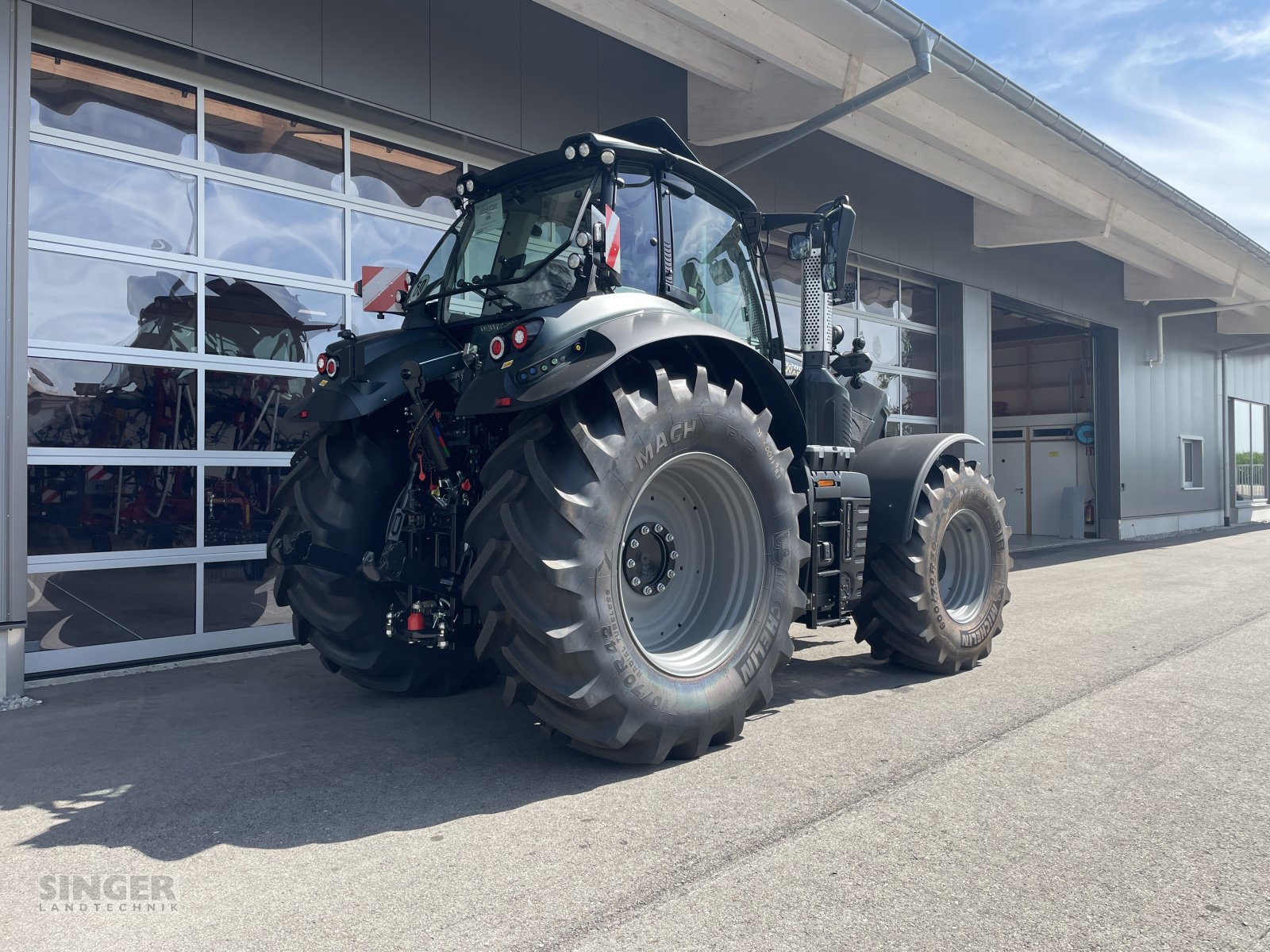 Traktor des Typs Deutz-Fahr 8280 Agrotron TTV Warrior, Neumaschine in Ebenhofen (Bild 5)