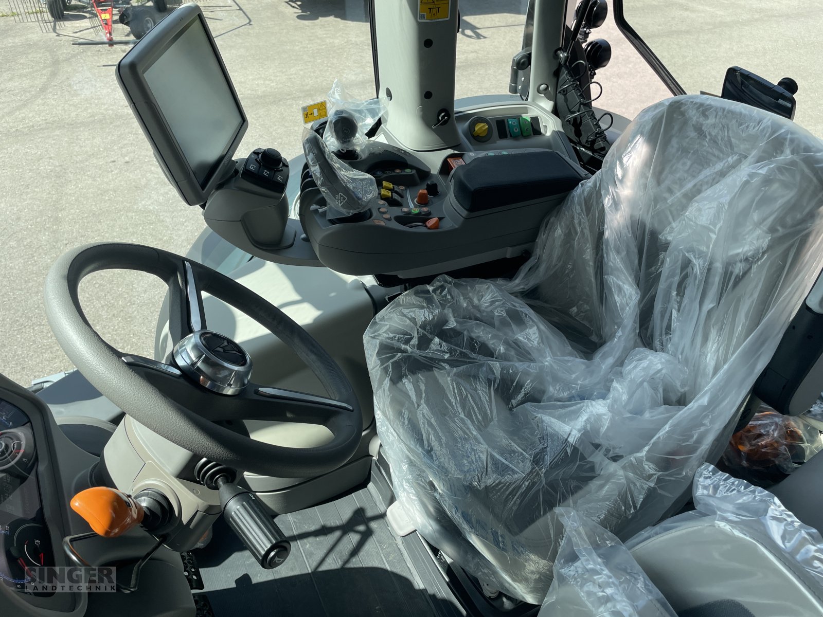 Traktor des Typs Deutz-Fahr 8280 Agrotron TTV Warrior, Neumaschine in Ebenhofen (Bild 9)