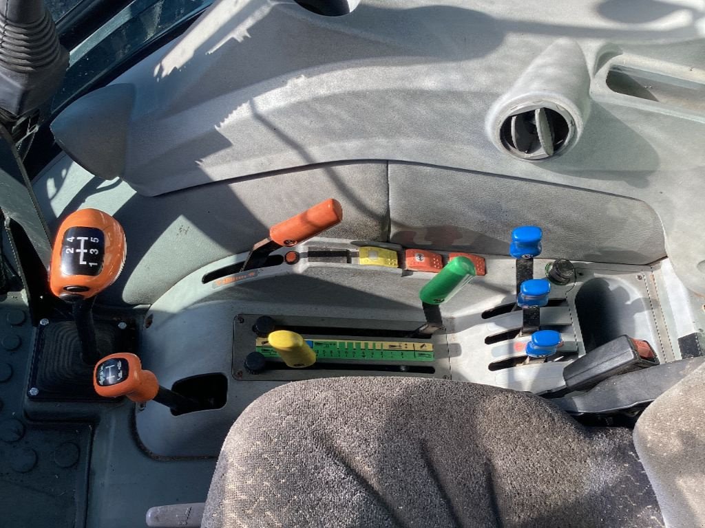 Traktor van het type Deutz-Fahr AGROFARM 410, Gebrauchtmaschine in AUMONT AUBRAC (Foto 5)