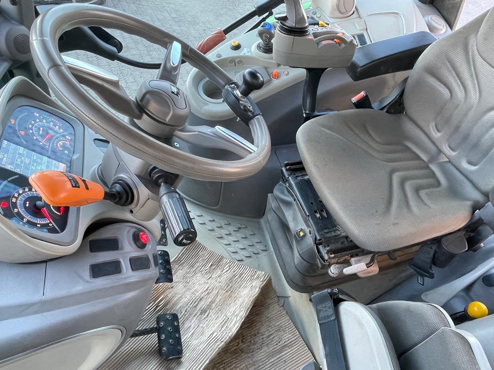 Traktor des Typs Deutz-Fahr Agrotron 6120 TTV, Gebrauchtmaschine in Nürnberg (Bild 9)