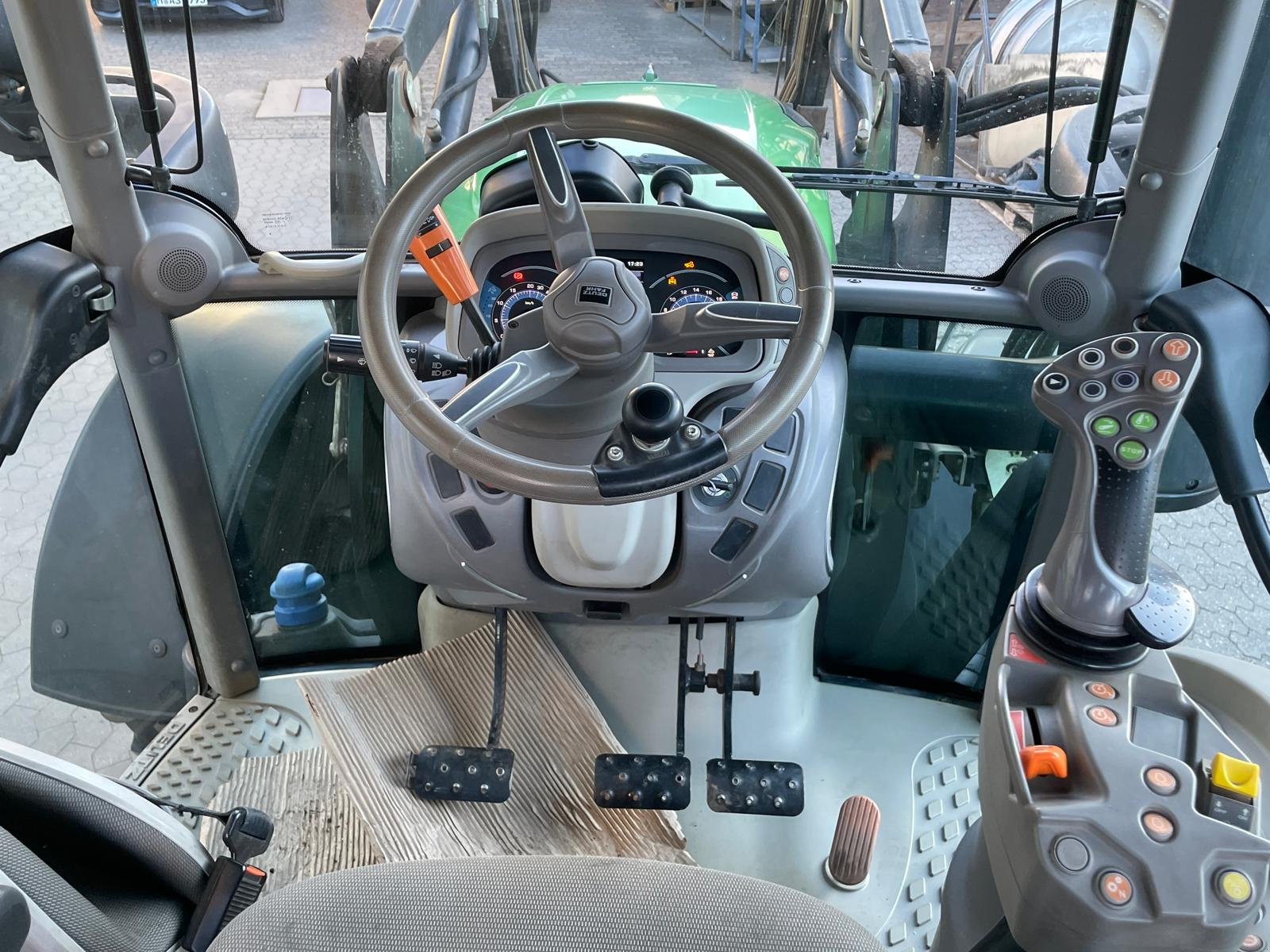 Traktor des Typs Deutz-Fahr Agrotron 6120 TTV, Gebrauchtmaschine in Nürnberg (Bild 12)