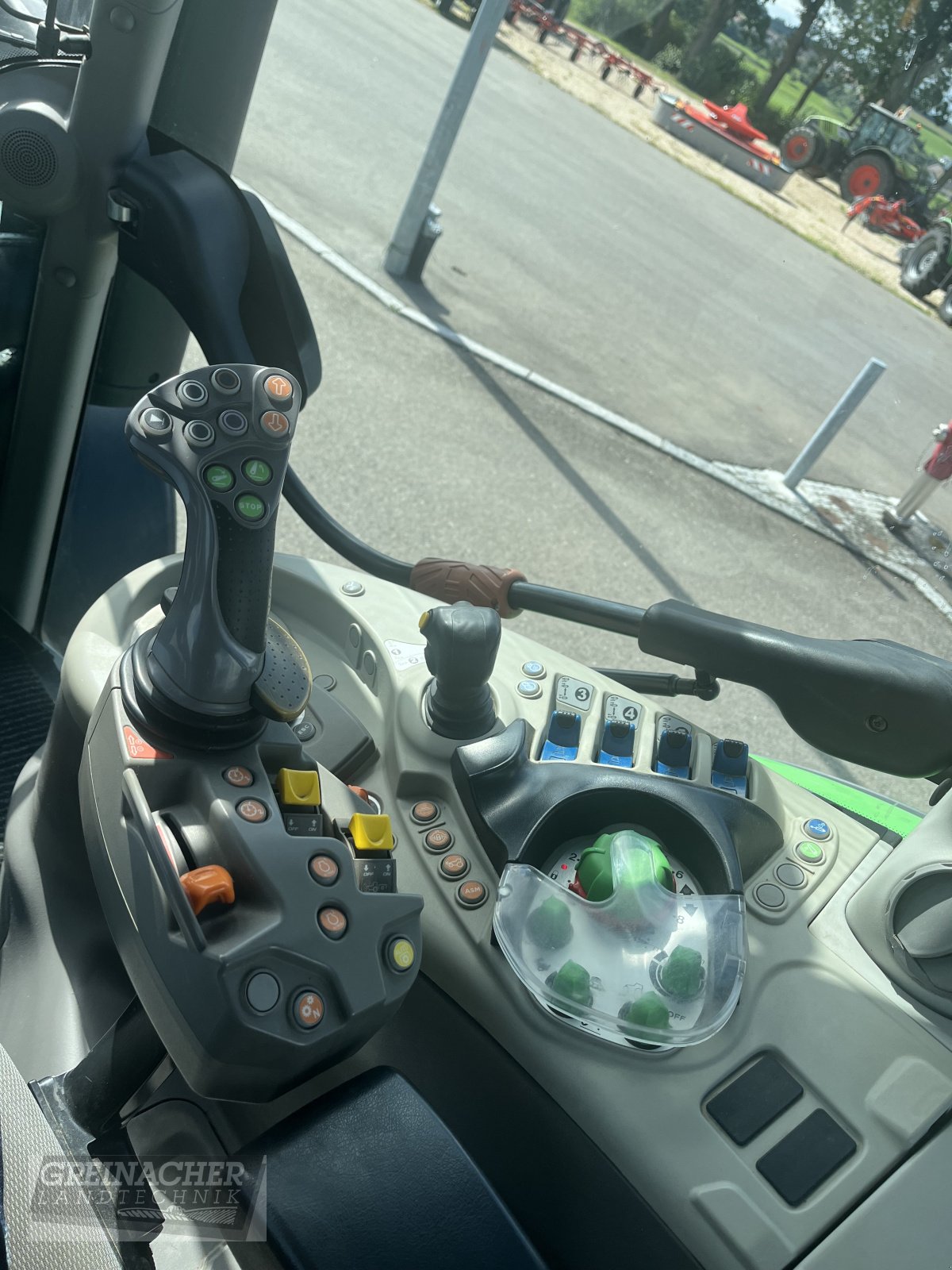 Traktor of the type Deutz-Fahr Agrotron 6130 TTV, Gebrauchtmaschine in Pfullendorf (Picture 9)