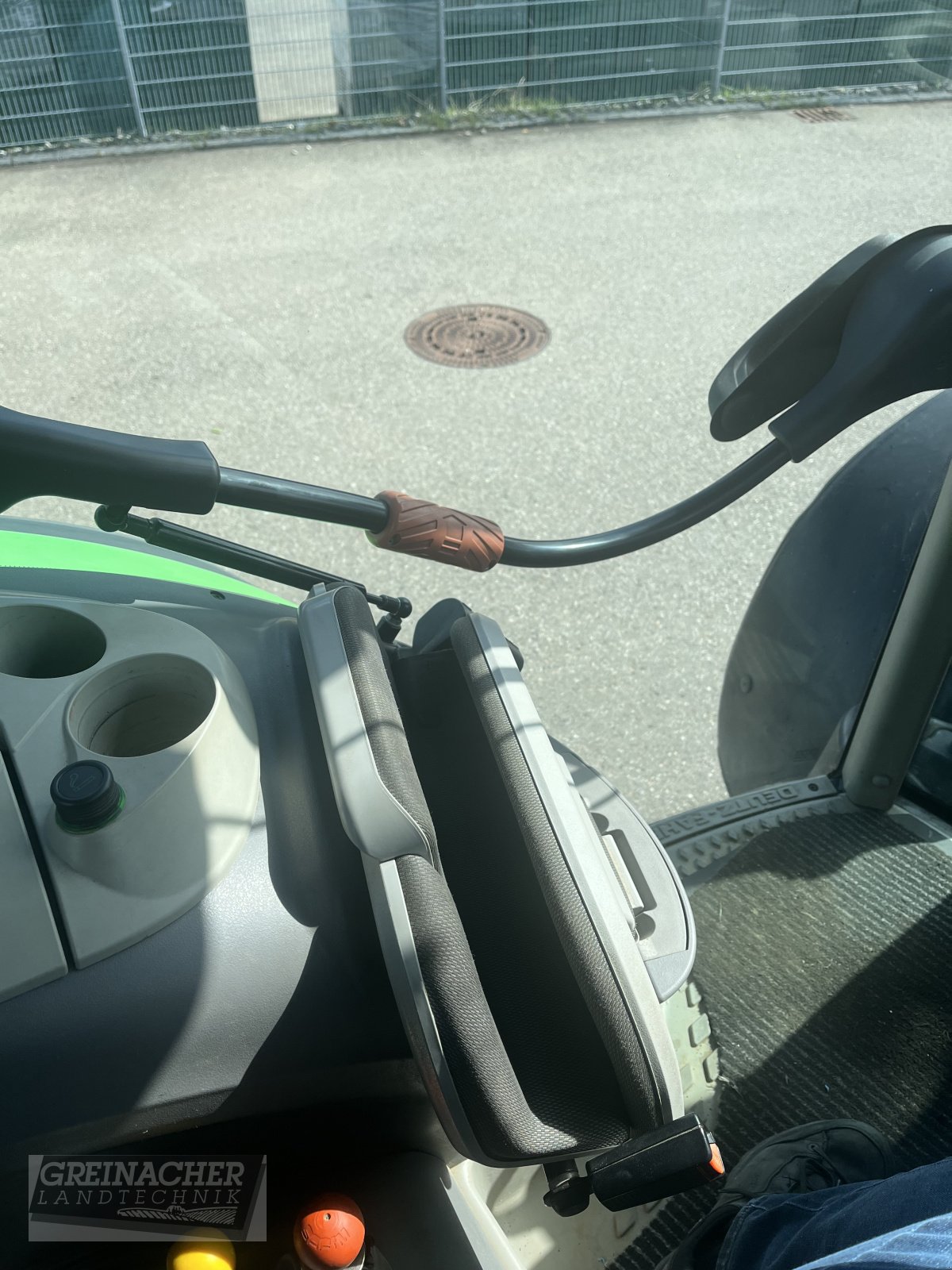 Traktor of the type Deutz-Fahr Agrotron 6130 TTV, Gebrauchtmaschine in Pfullendorf (Picture 11)