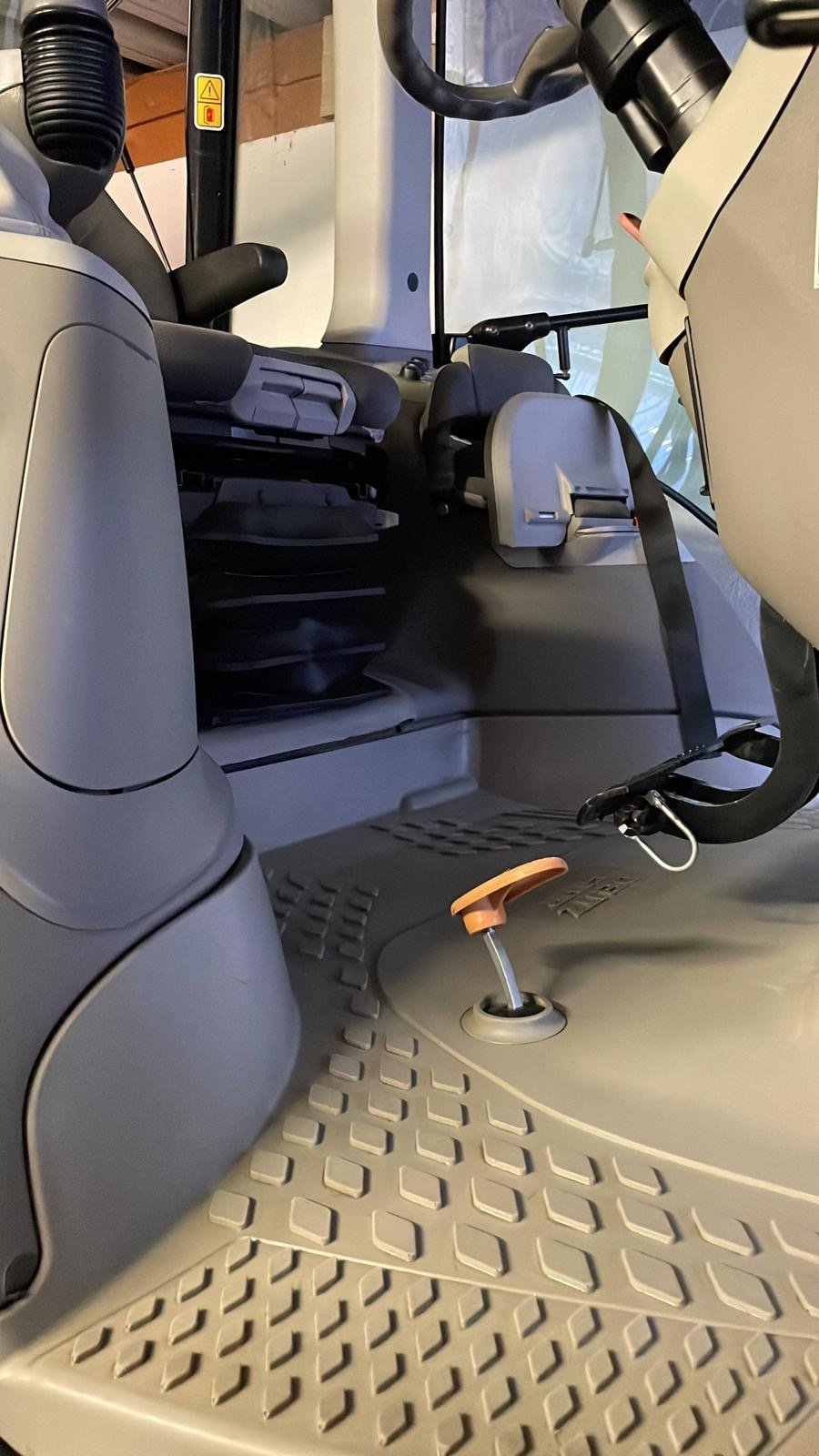 Traktor des Typs Deutz-Fahr Agrotron 6130.4 P, Gebrauchtmaschine in Neu-Ulm (Bild 12)