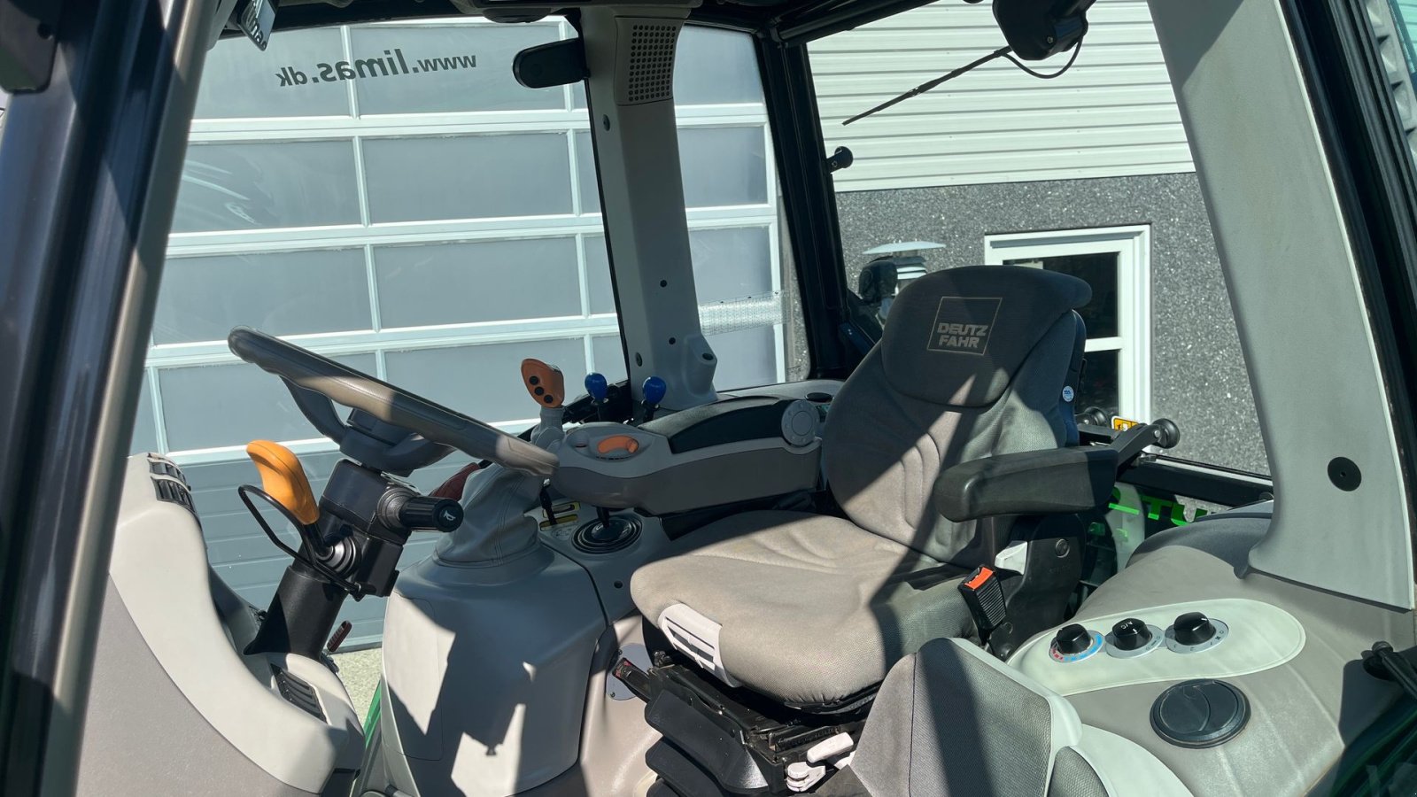 Traktor типа Deutz-Fahr Agrotron 6140 Classic Fin handy traktor med frontlift., Gebrauchtmaschine в Lintrup (Фотография 11)