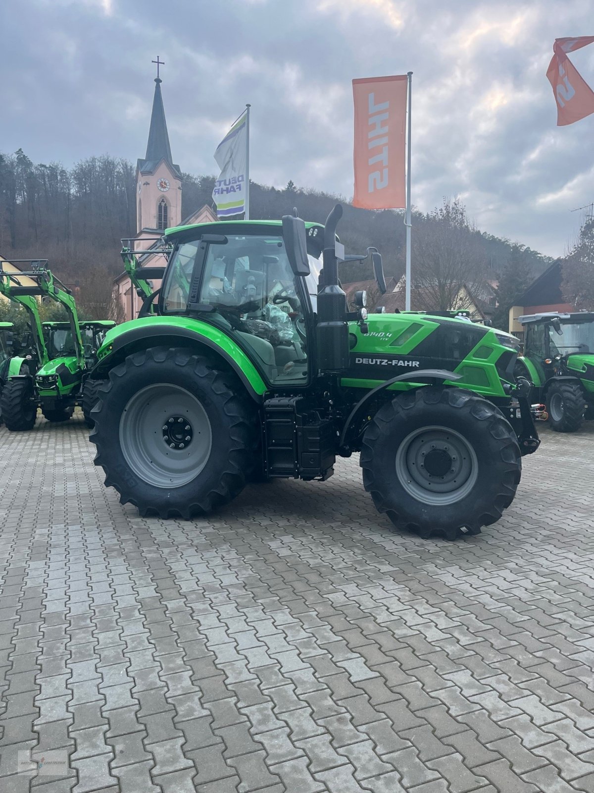 Traktor des Typs Deutz-Fahr Agrotron 6140.4 TTV, Neumaschine in Treuchtlingen (Bild 3)
