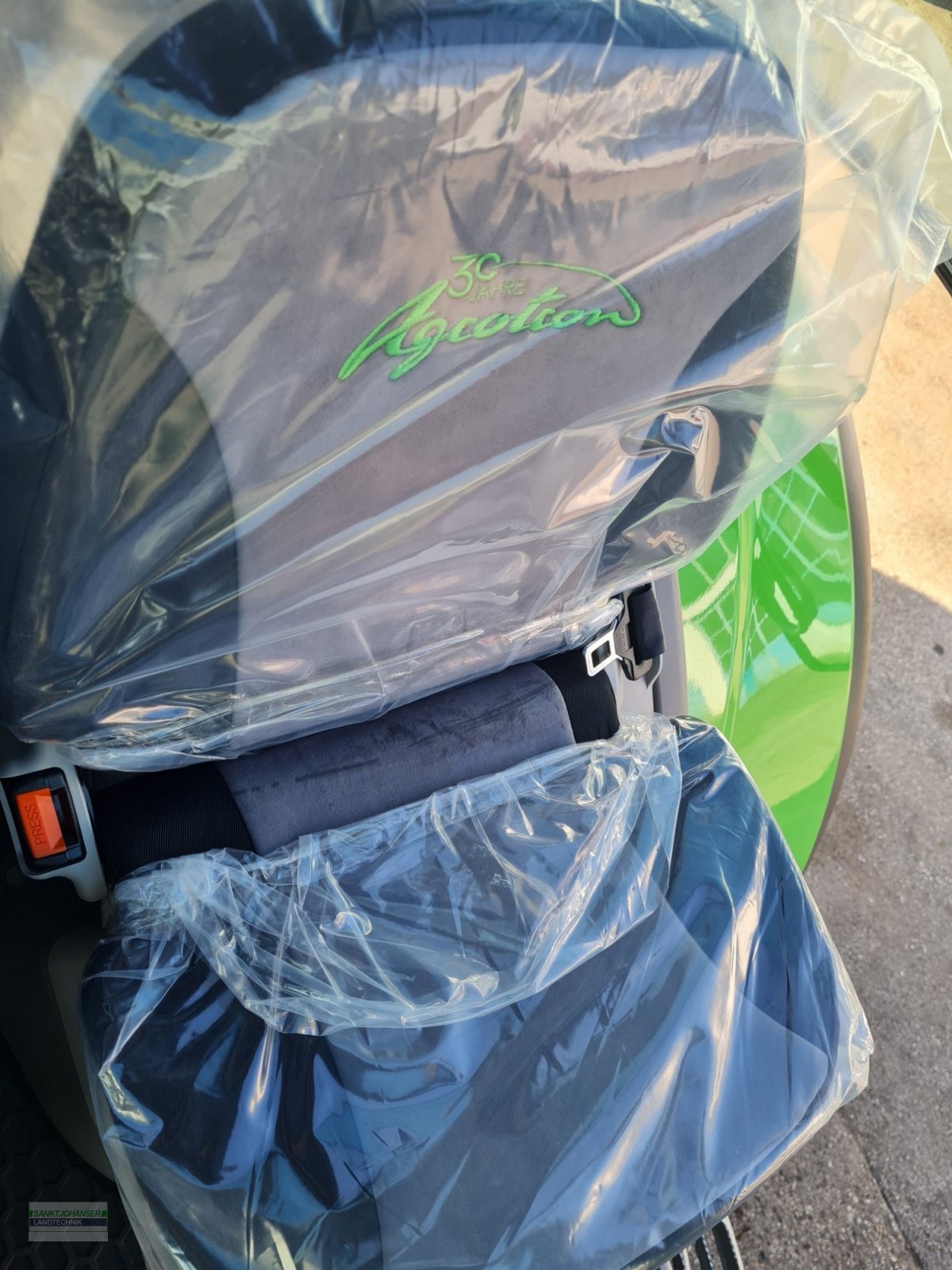 Traktor des Typs Deutz-Fahr Agrotron 6150.4 TTV -Aktionsmodell 30 Jahre Agrotron-, Neumaschine in Diessen (Bild 24)