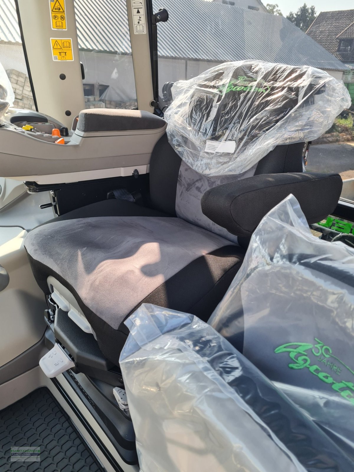 Traktor des Typs Deutz-Fahr Agrotron 6150.4 TTV -Aktionsmodell 30 Jahre Agrotron-, Neumaschine in Diessen (Bild 25)