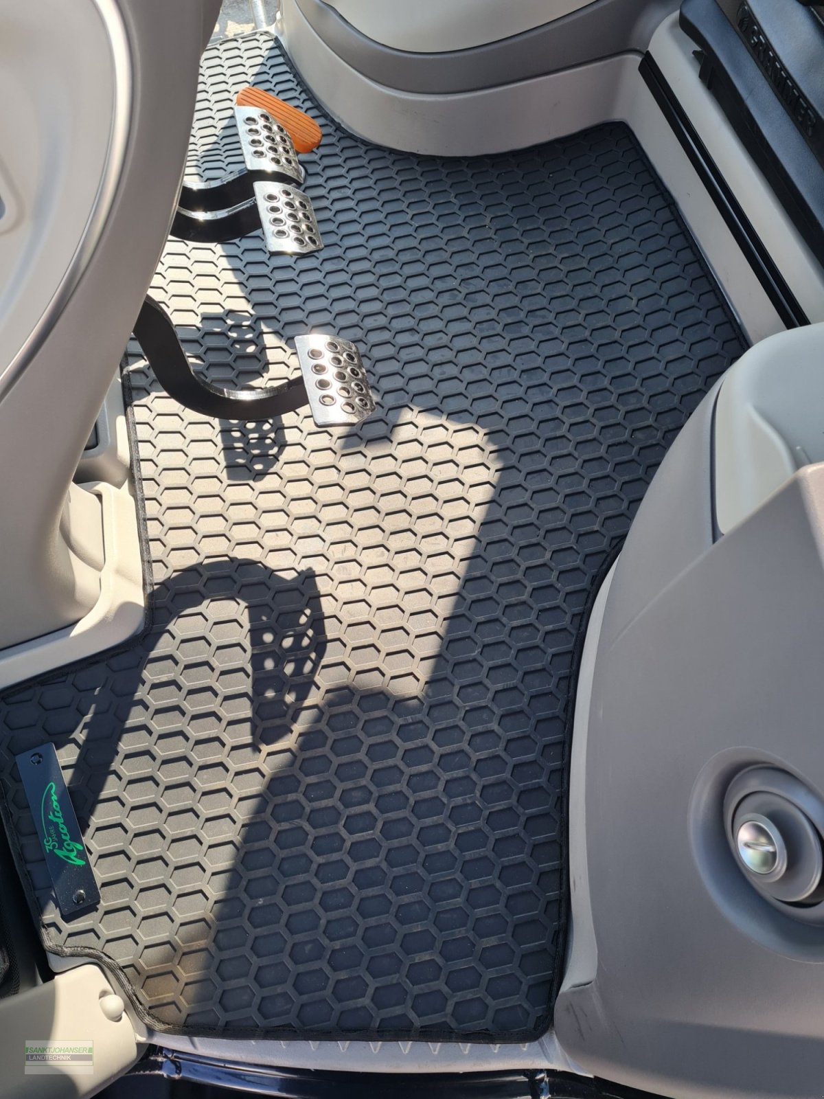 Traktor des Typs Deutz-Fahr Agrotron 6150.4 TTV -Aktionsmodell 30 Jahre Agrotron-, Neumaschine in Diessen (Bild 26)