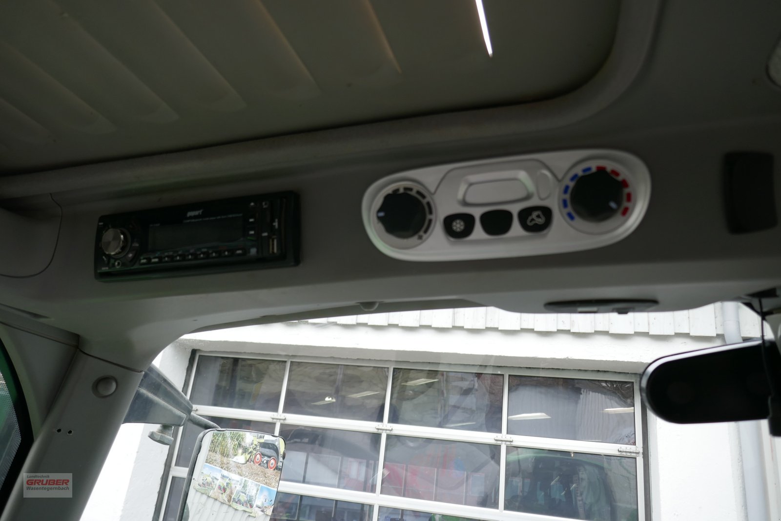 Traktor типа Deutz-Fahr Agrotron 6150.4 TTV, Gebrauchtmaschine в Dorfen (Фотография 13)