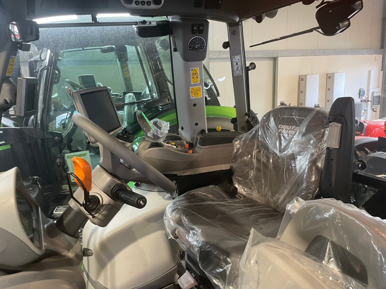 Traktor des Typs Deutz-Fahr Agrotron 6165 TTV, Neumaschine in Dannstadt-Schauernheim (Bild 8)