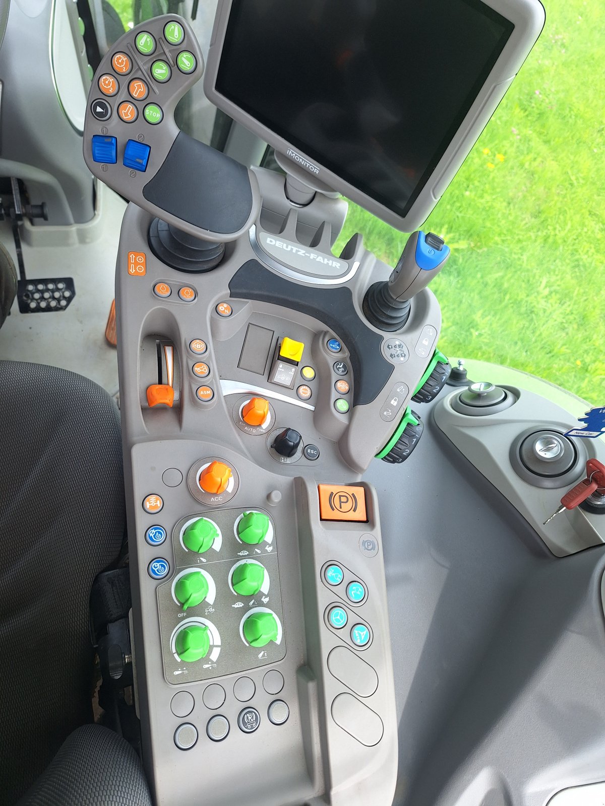 Traktor of the type Deutz-Fahr Agrotron 6165 TTV, Gebrauchtmaschine in Feuchtwangen (Picture 3)