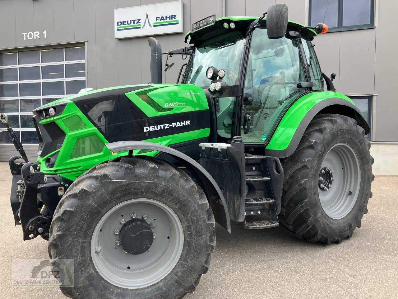 Traktor типа Deutz-Fahr Agrotron 6185 TTV, Gebrauchtmaschine в Lauingen (Фотография 1)