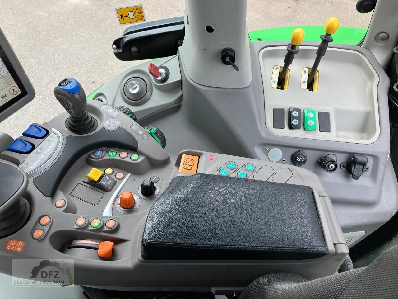 Traktor типа Deutz-Fahr Agrotron 6185 TTV, Gebrauchtmaschine в Lauingen (Фотография 9)