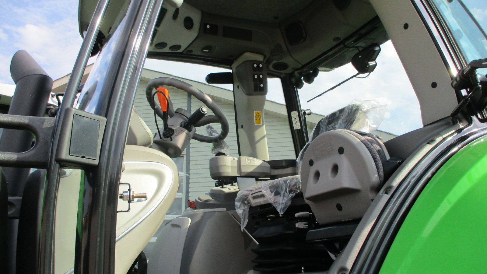 Traktor van het type Deutz-Fahr Agrotron 6205G New and Unused tractor, Gebrauchtmaschine in Lintrup (Foto 24)