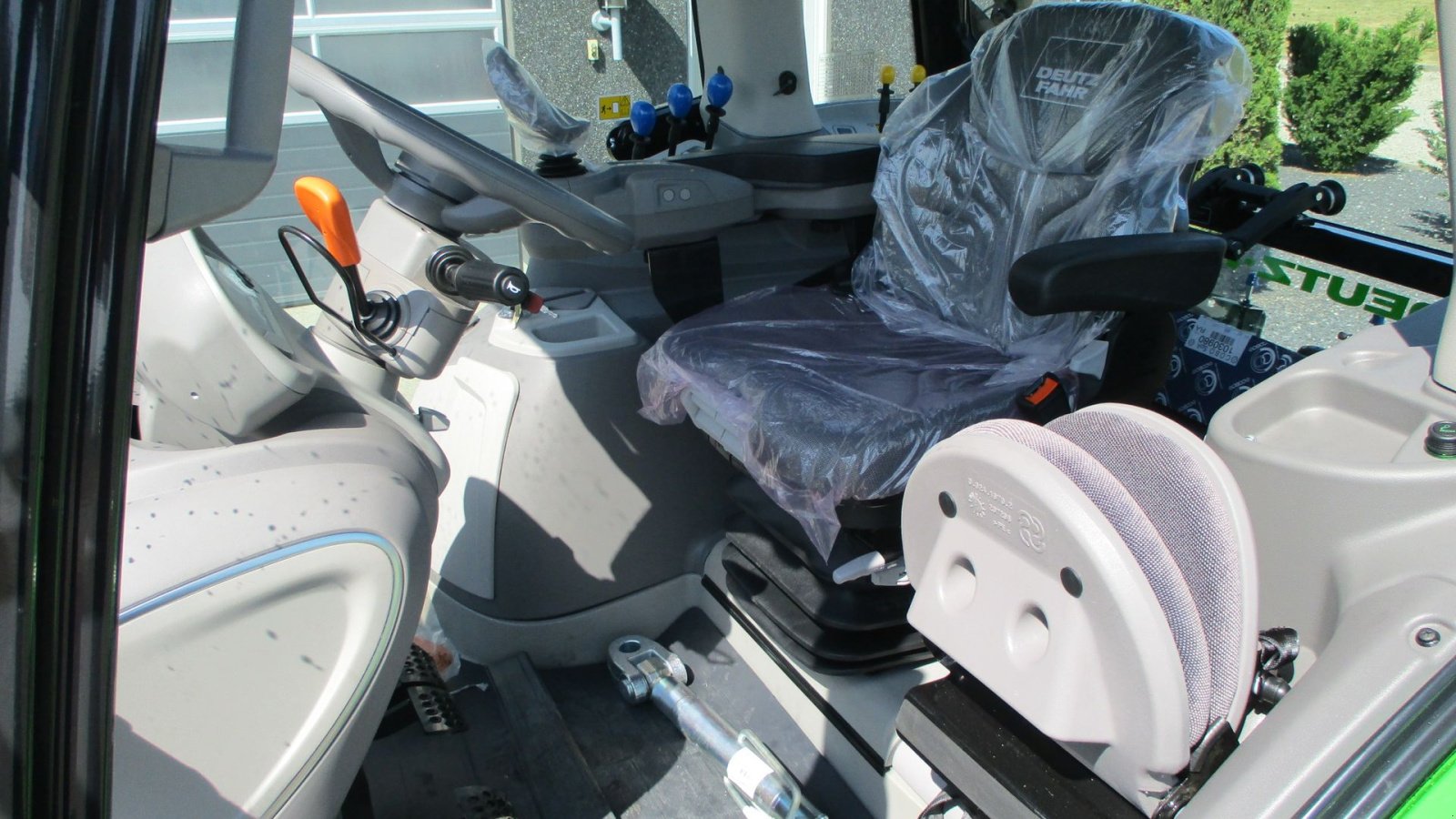 Traktor van het type Deutz-Fahr Agrotron 6205G New and Unused tractor, Gebrauchtmaschine in Lintrup (Foto 16)