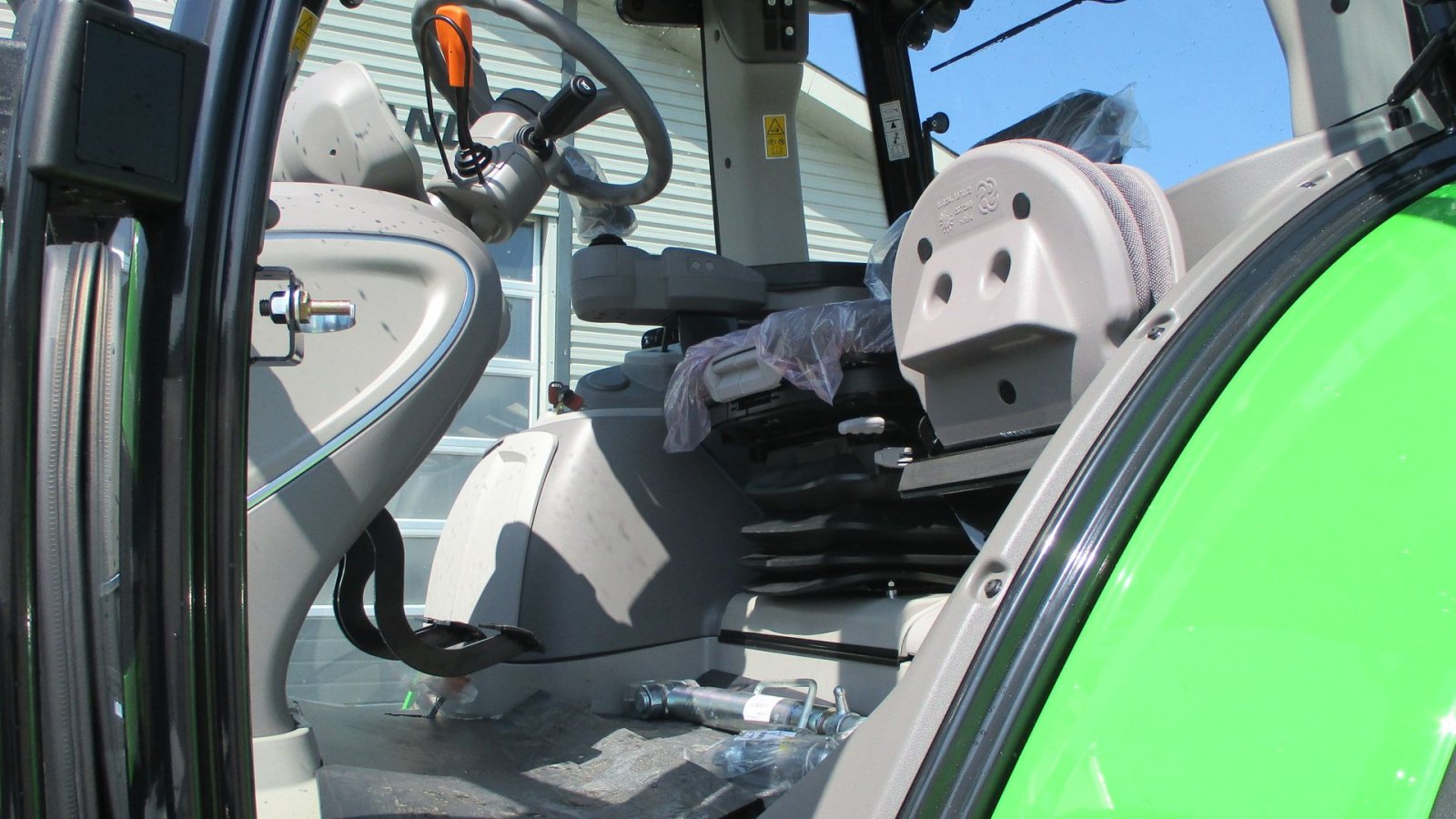 Traktor του τύπου Deutz-Fahr Agrotron 6205G New and Unused tractor, Gebrauchtmaschine σε Lintrup (Φωτογραφία 16)