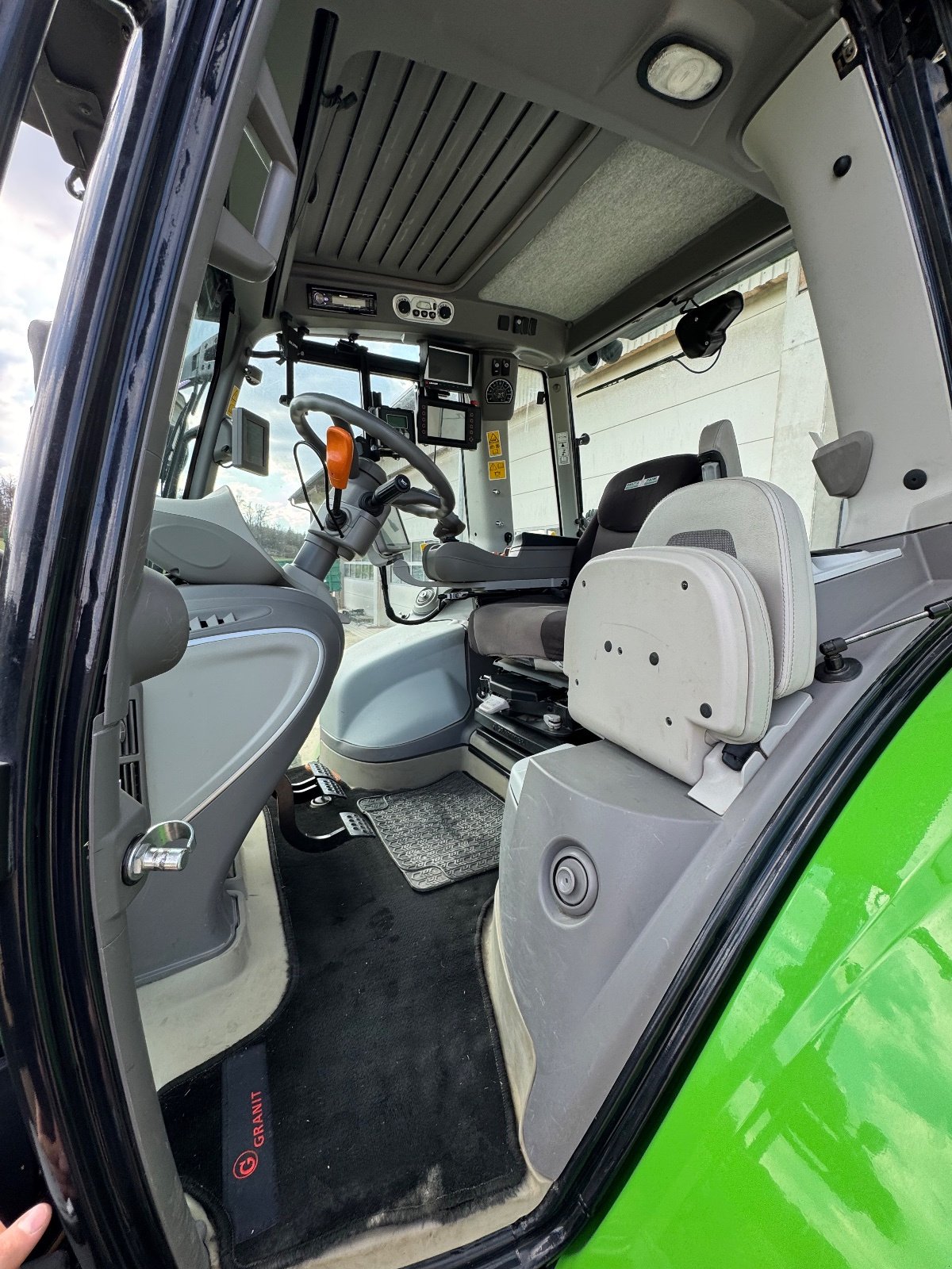 Traktor typu Deutz-Fahr Agrotron 6215 TTV Warrior, Gebrauchtmaschine w Neresheim (Zdjęcie 2)