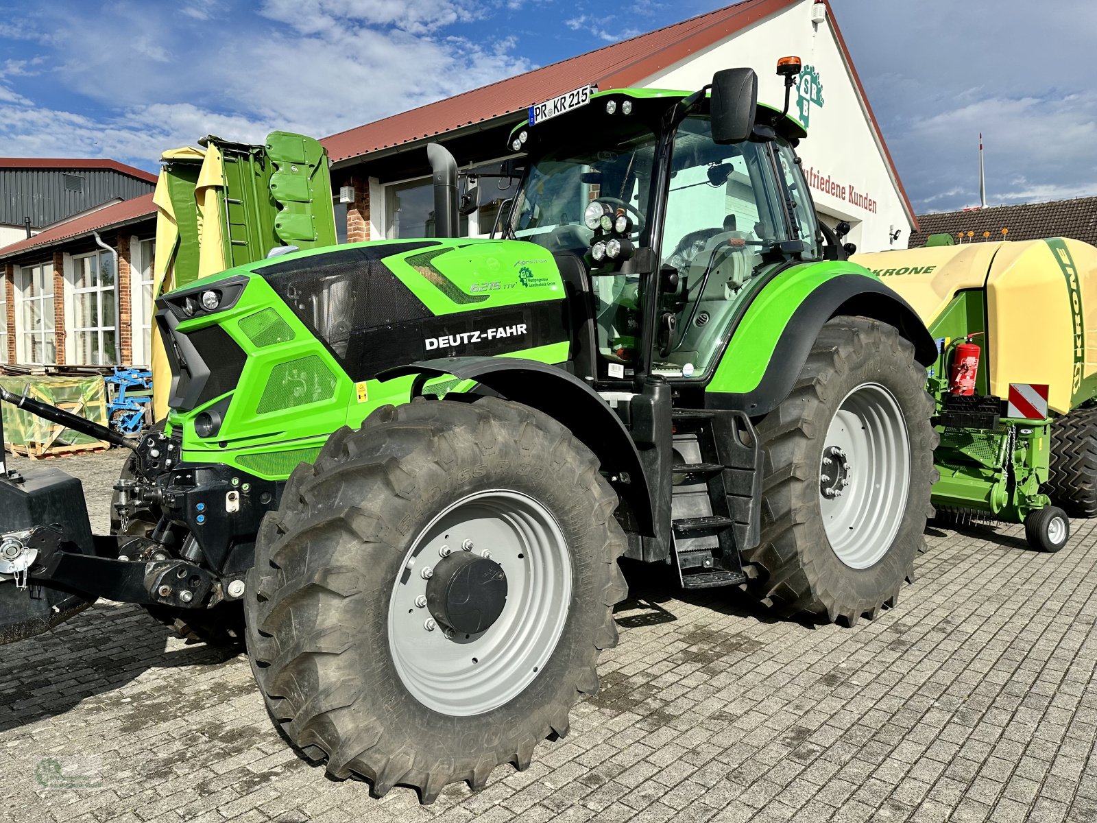 Traktor типа Deutz-Fahr Agrotron 6215 TTV, Gebrauchtmaschine в Karstädt (Фотография 1)