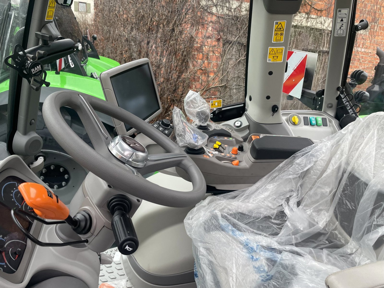 Traktor of the type Deutz-Fahr Agrotron 6230 TTV, Neumaschine in Ochsenhausen (Picture 5)