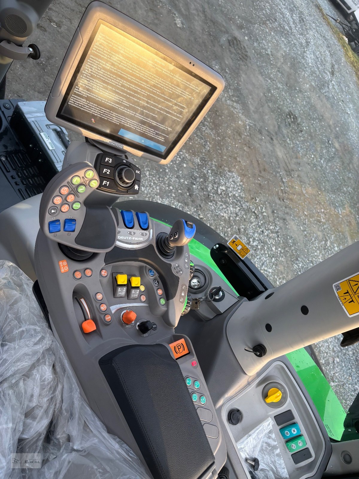 Traktor of the type Deutz-Fahr Agrotron 6230 TTV, Neumaschine in Erbendorf (Picture 13)