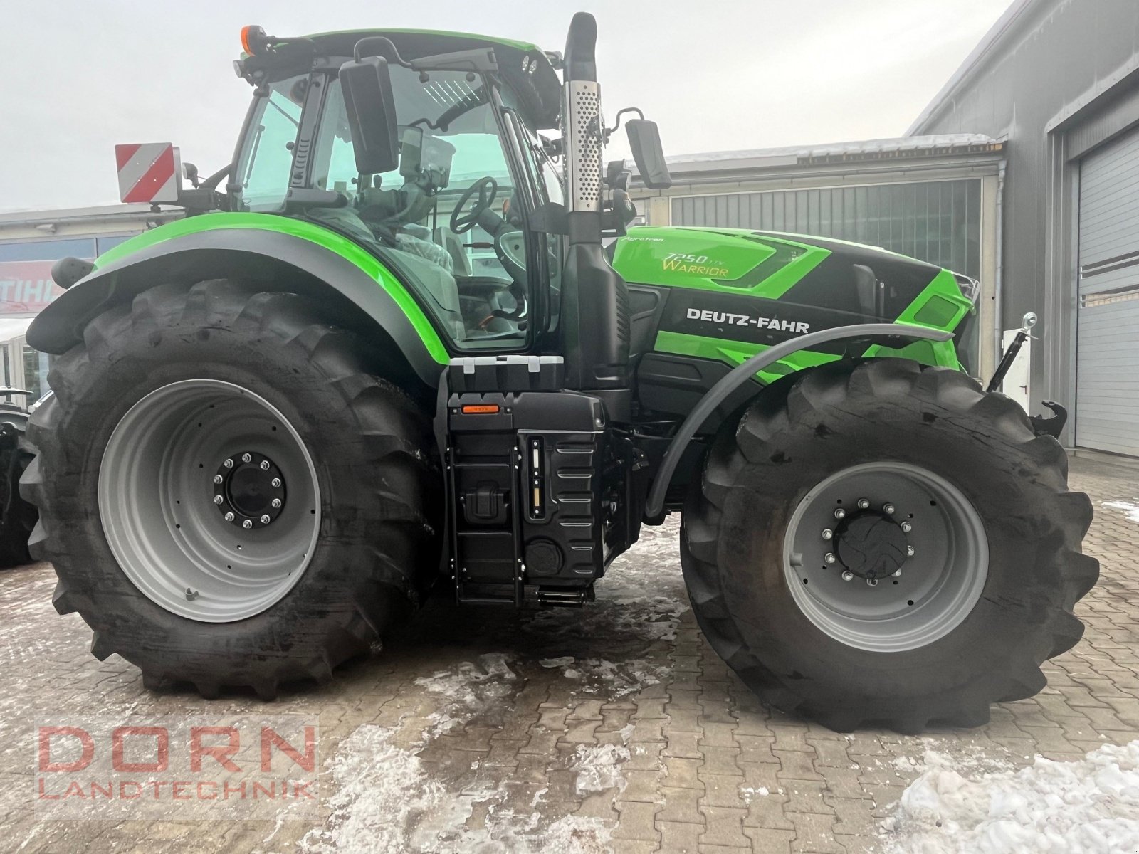 Traktor des Typs Deutz-Fahr Agrotron 7250 TTV Warrior, Neumaschine in Bruckberg (Bild 2)