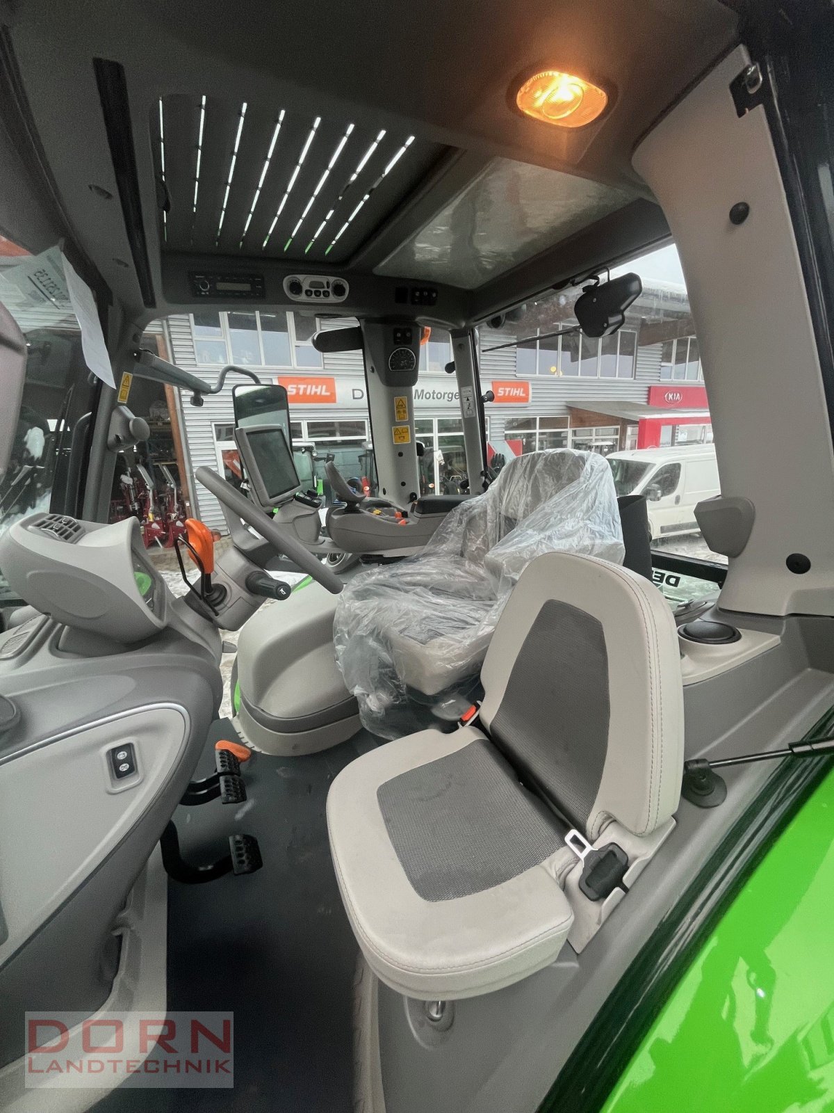 Traktor of the type Deutz-Fahr Agrotron 7250 TTV Warrior, Neumaschine in Bruckberg (Picture 6)