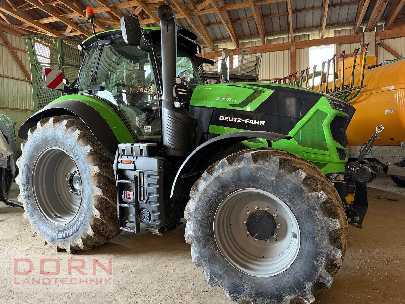 Traktor типа Deutz-Fahr Agrotron 8280 TTV, Gebrauchtmaschine в Bruckberg (Фотография 3)