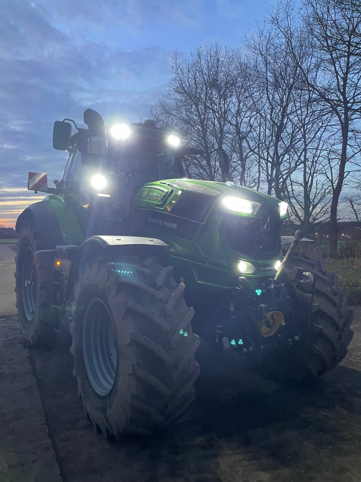 Traktor типа Deutz-Fahr Agrotron 8280 TTV, Gebrauchtmaschine в Liebenau (Фотография 3)