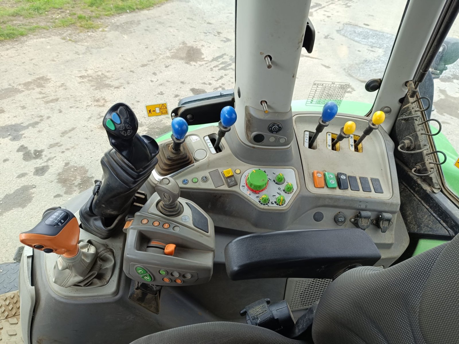 Traktor des Typs Deutz-Fahr AGRTRON 6155.4, Gebrauchtmaschine in Le Horps (Bild 9)
