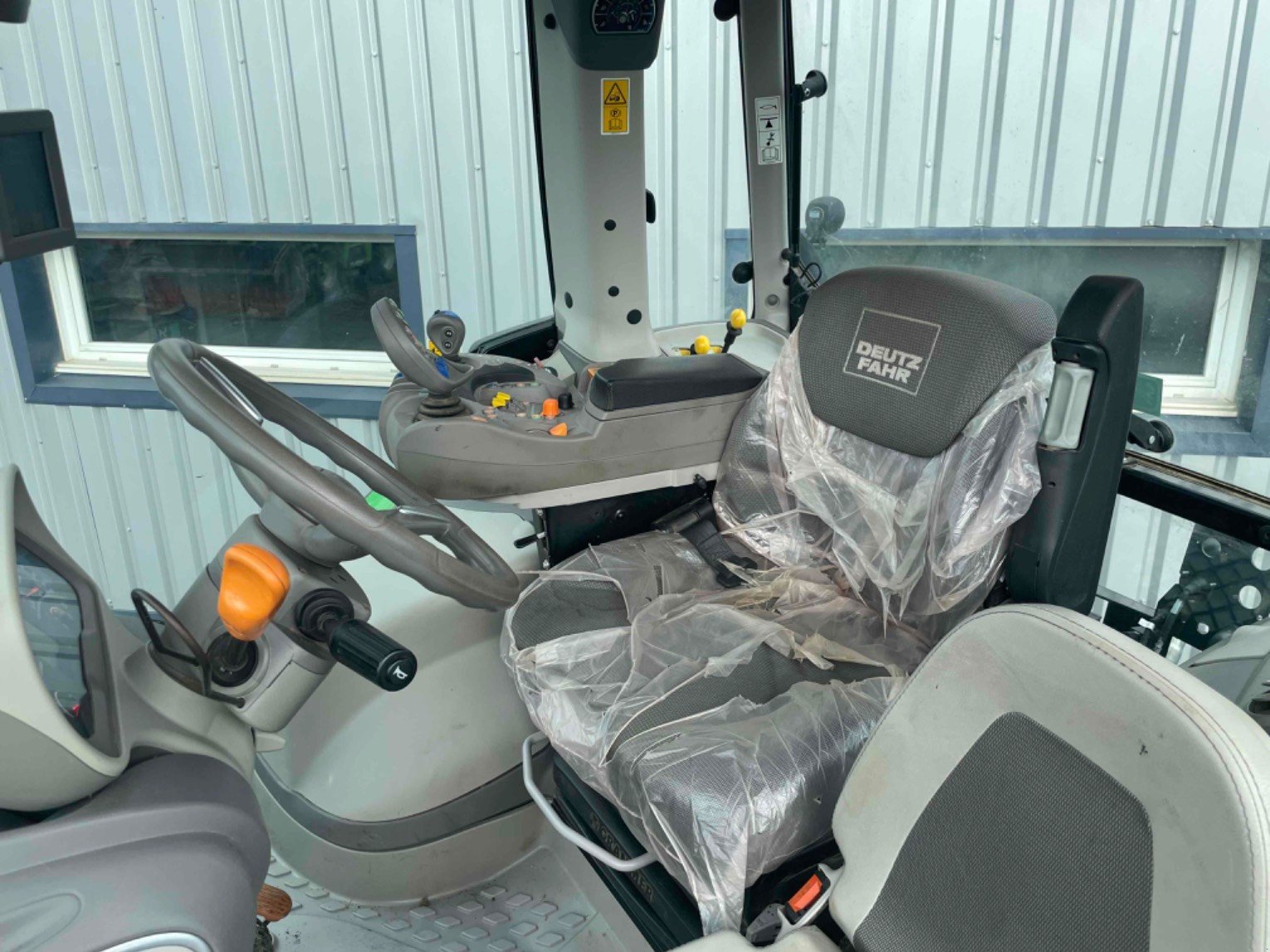 Traktor van het type Deutz-Fahr Tracteur agricole SERIE6TTVAGROTRON 6165.4 TTV (A), Gebrauchtmaschine in SAINT CLAIR SUR ELLE (Foto 2)