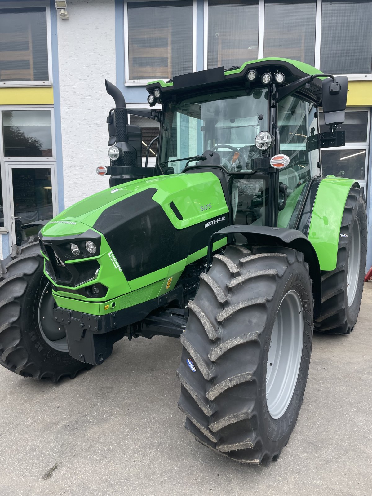 Traktor typu Deutz 5125, Neumaschine v Ochsenhausen (Obrázek 1)