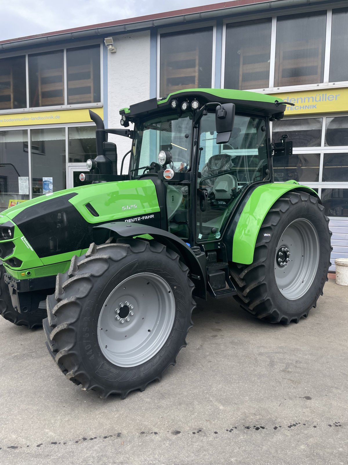 Traktor typu Deutz 5125, Neumaschine v Ochsenhausen (Obrázek 2)