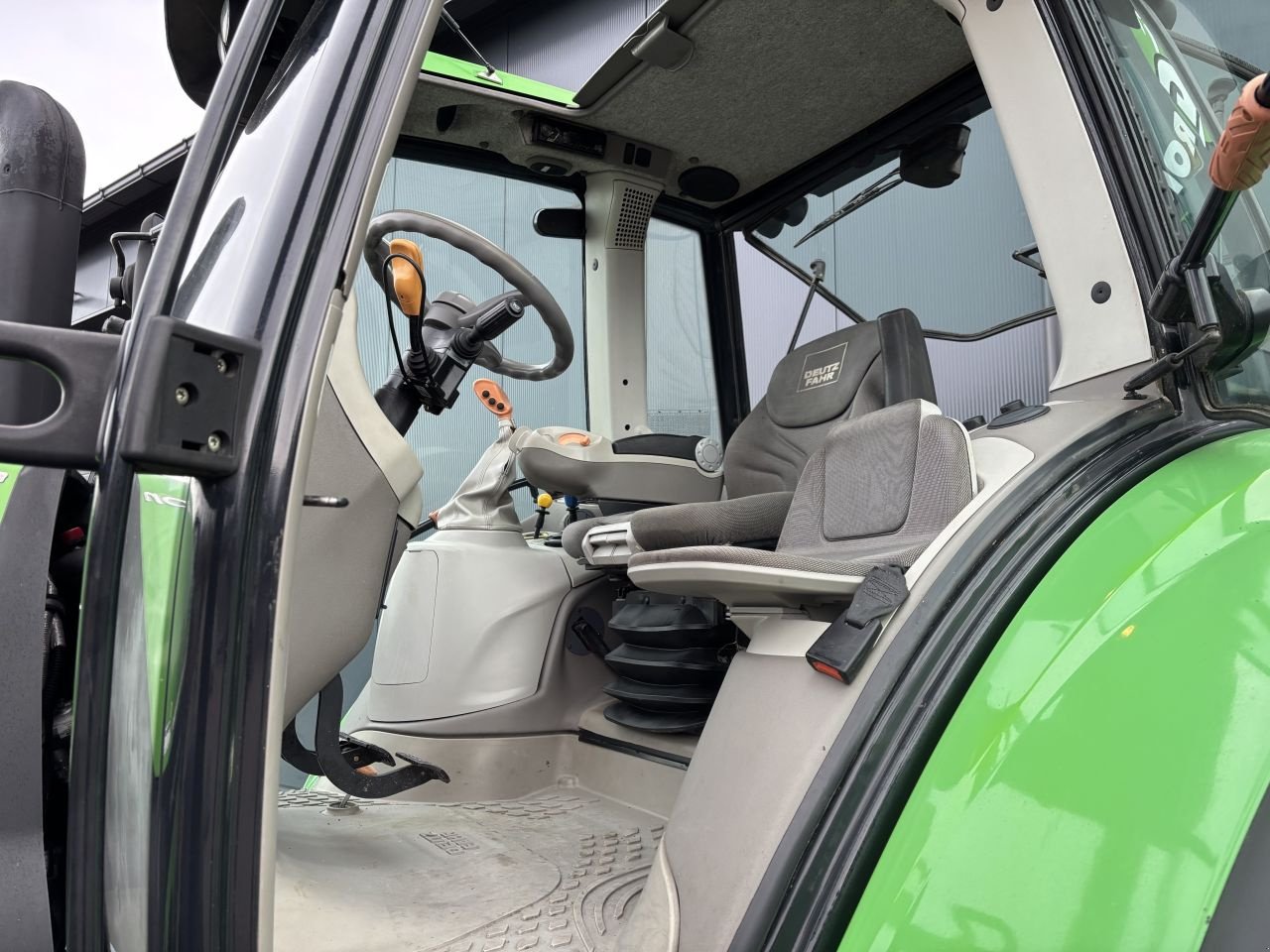 Traktor от тип Deutz Agrotron 6140, Gebrauchtmaschine в Daarle (Снимка 8)
