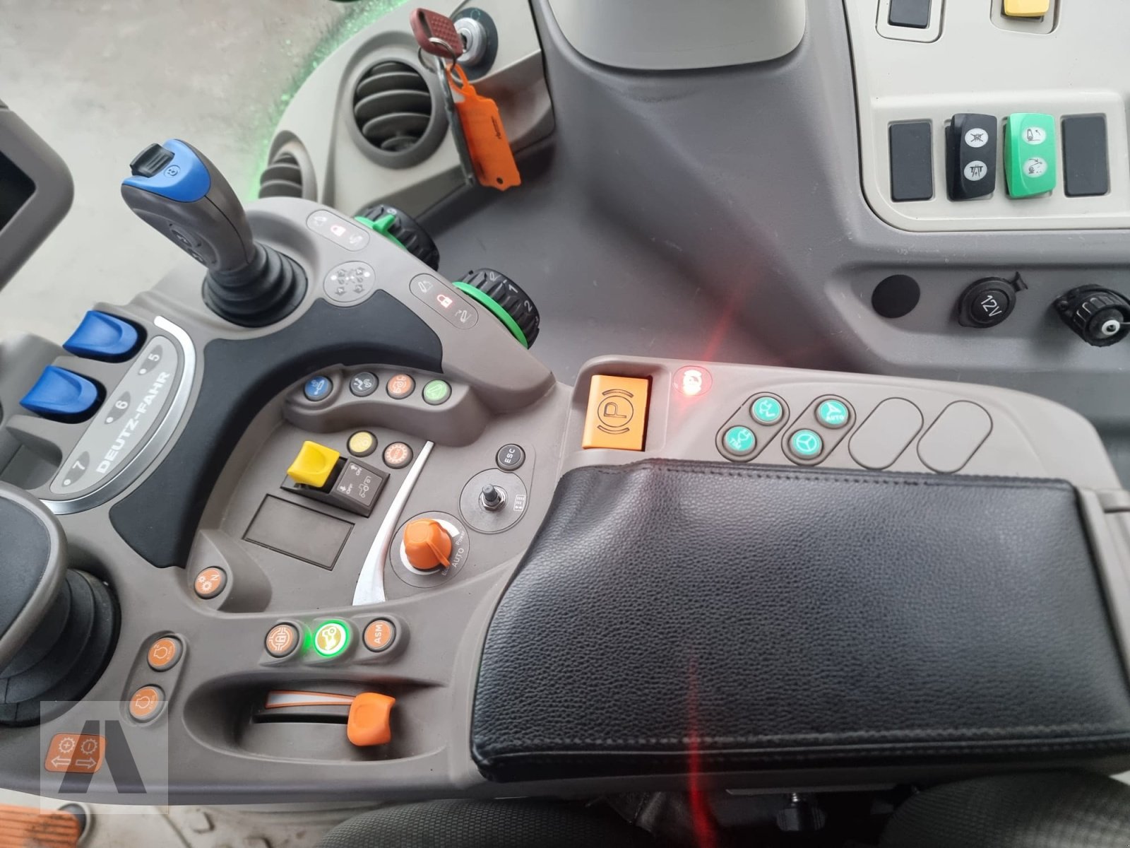 Traktor от тип Deutz Agrotron 7250 TTV, Gebrauchtmaschine в Regensburg (Снимка 13)