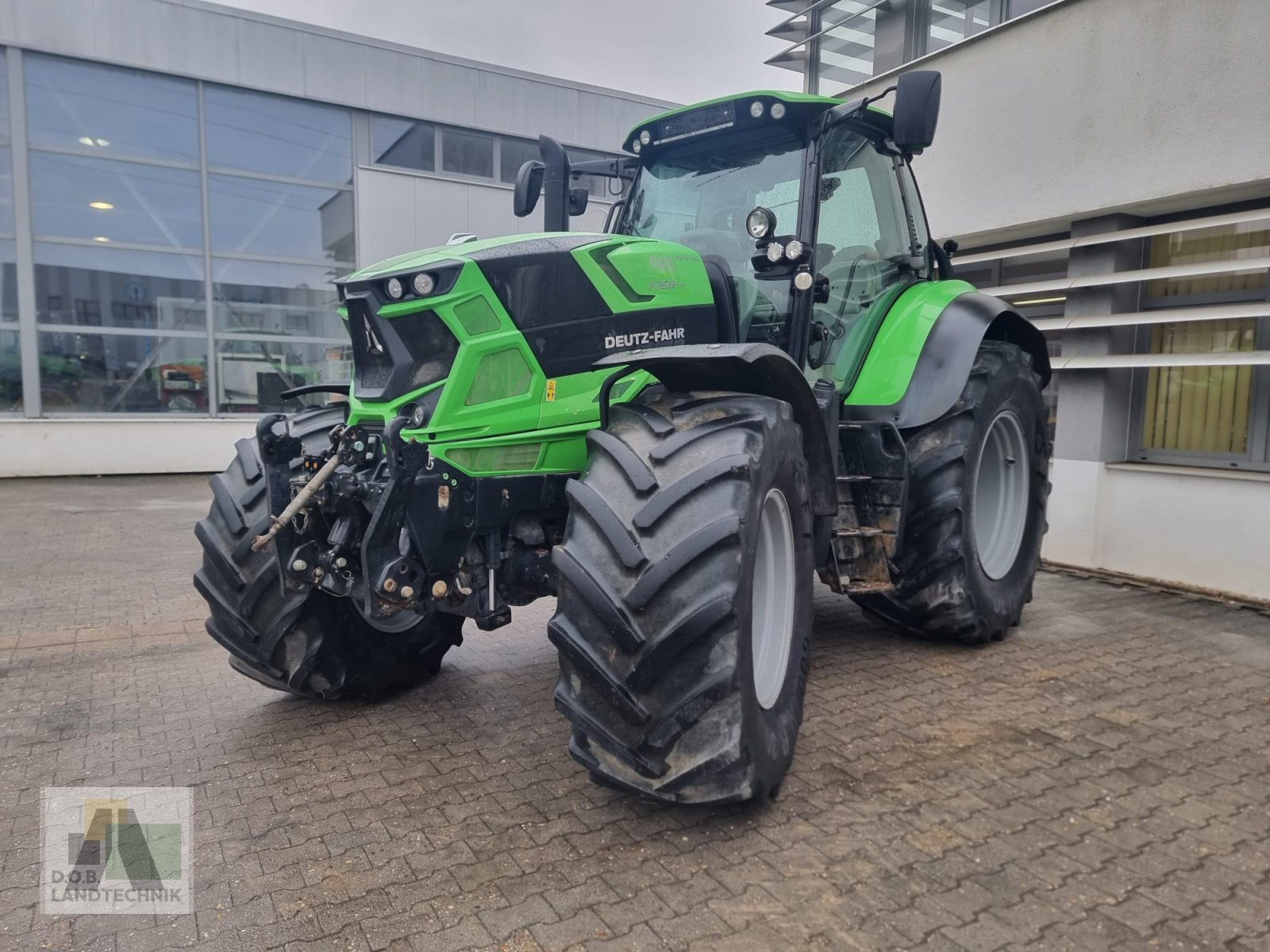 Traktor от тип Deutz Agrotron 7250 TTV, Gebrauchtmaschine в Regensburg (Снимка 1)