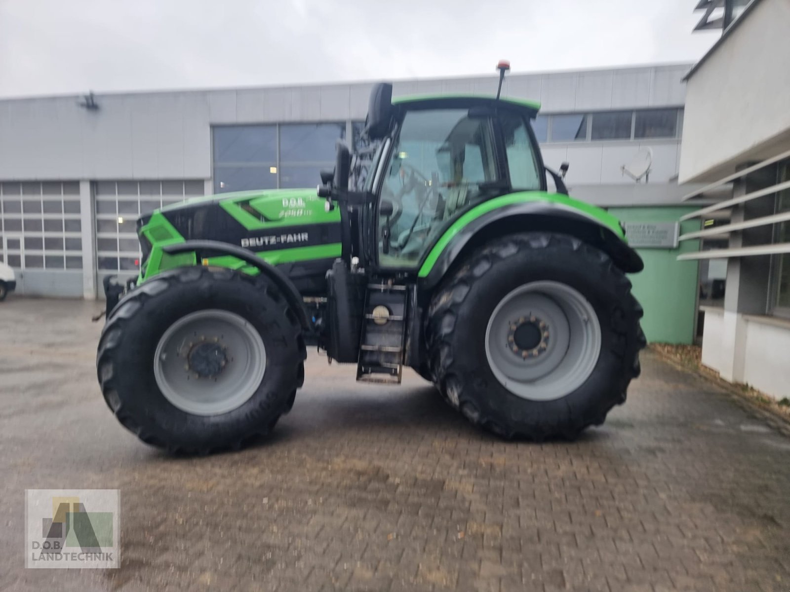Traktor от тип Deutz Agrotron 7250 TTV, Gebrauchtmaschine в Regensburg (Снимка 4)