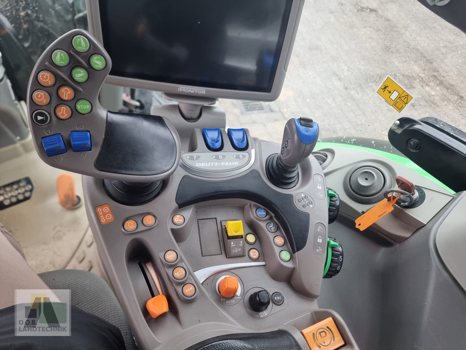 Traktor от тип Deutz Agrotron 7250 TTV, Gebrauchtmaschine в Regensburg (Снимка 13)