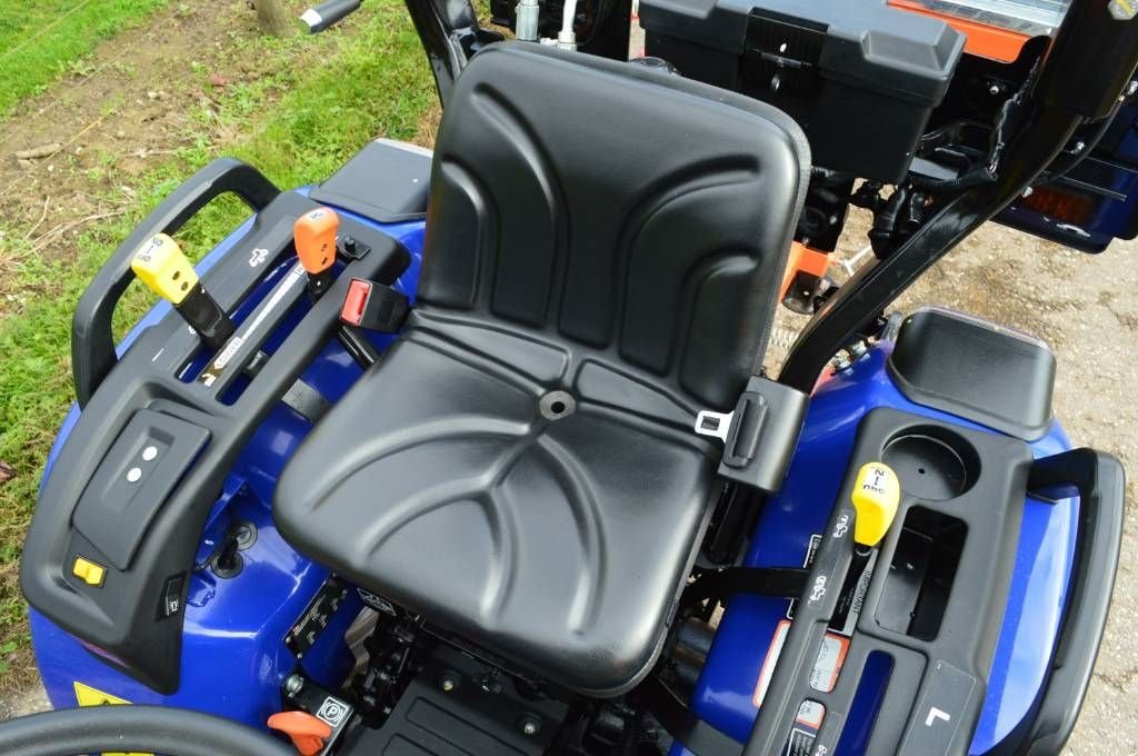 Traktor типа Farmtrac FT26 HST + voorlader compacttractor, Neumaschine в Erichem (Фотография 9)