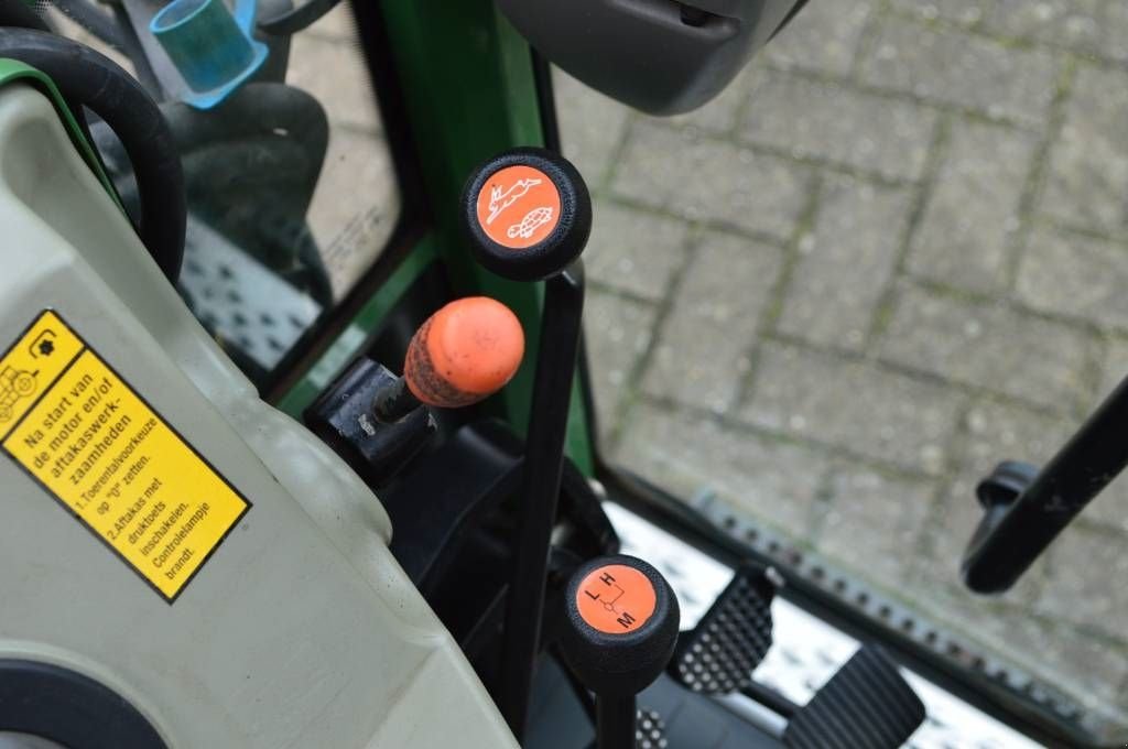 Traktor типа Fendt 208 VA met fronthef, Smalspoor/Fruitteelttractor, Gebrauchtmaschine в Erichem (Фотография 8)