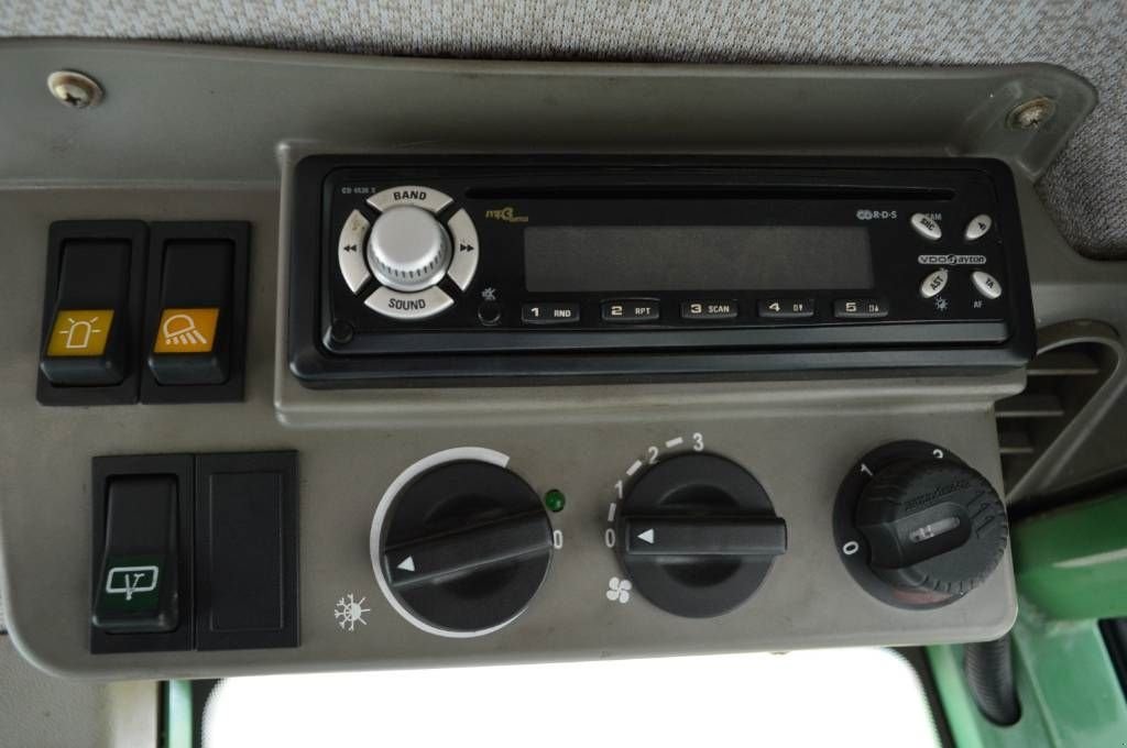 Traktor типа Fendt 208 VA met fronthef, Smalspoor/Fruitteelttractor, Gebrauchtmaschine в Erichem (Фотография 4)