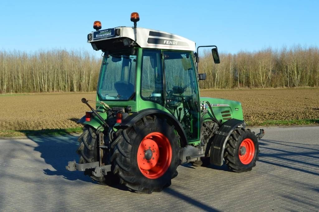 Traktor типа Fendt 208 VA met fronthef, Smalspoor/Fruitteelttractor, Gebrauchtmaschine в Erichem (Фотография 10)
