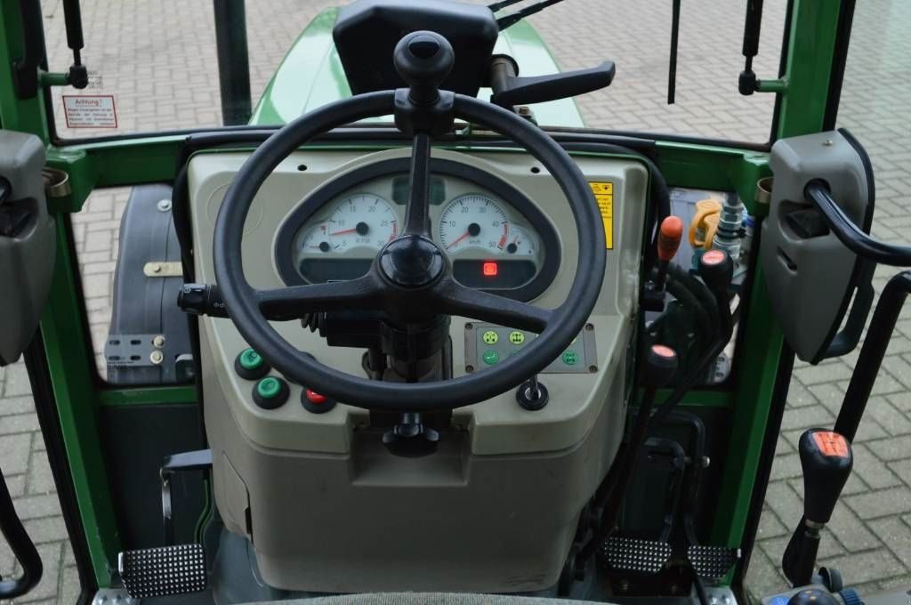 Traktor типа Fendt 208 VA met fronthef, Smalspoor/Fruitteelttractor, Gebrauchtmaschine в Erichem (Фотография 2)