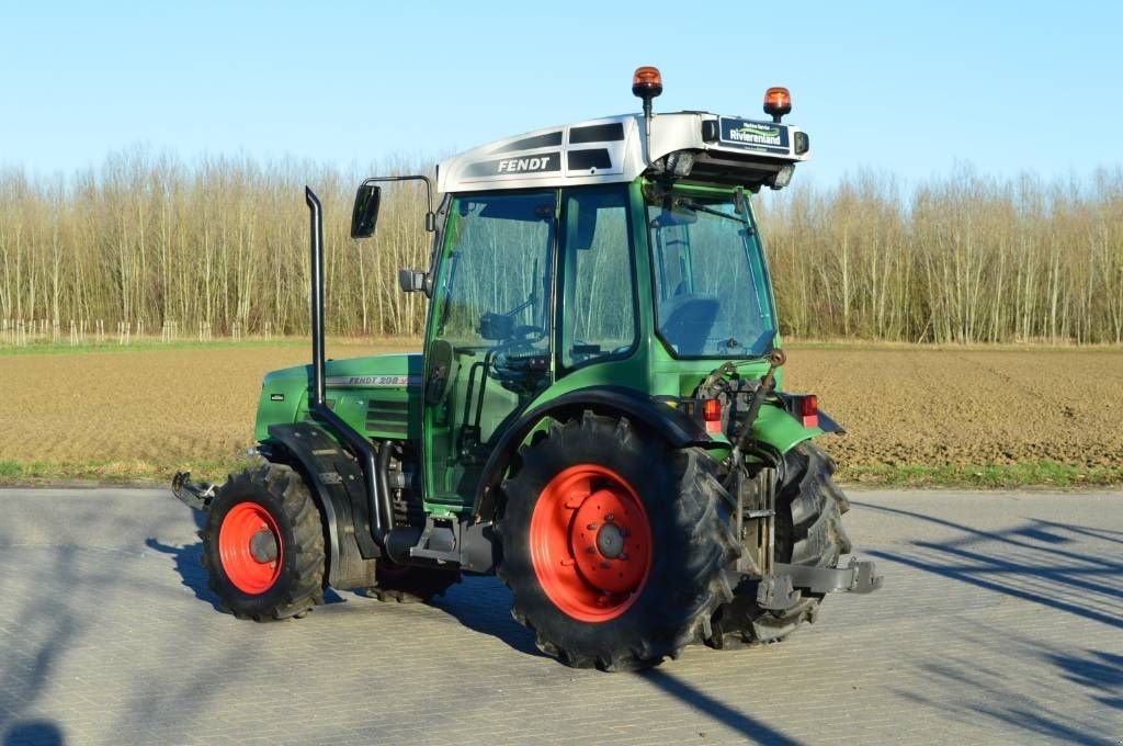 Traktor типа Fendt 208 VA met fronthef, Smalspoor/Fruitteelttractor, Gebrauchtmaschine в Erichem (Фотография 11)