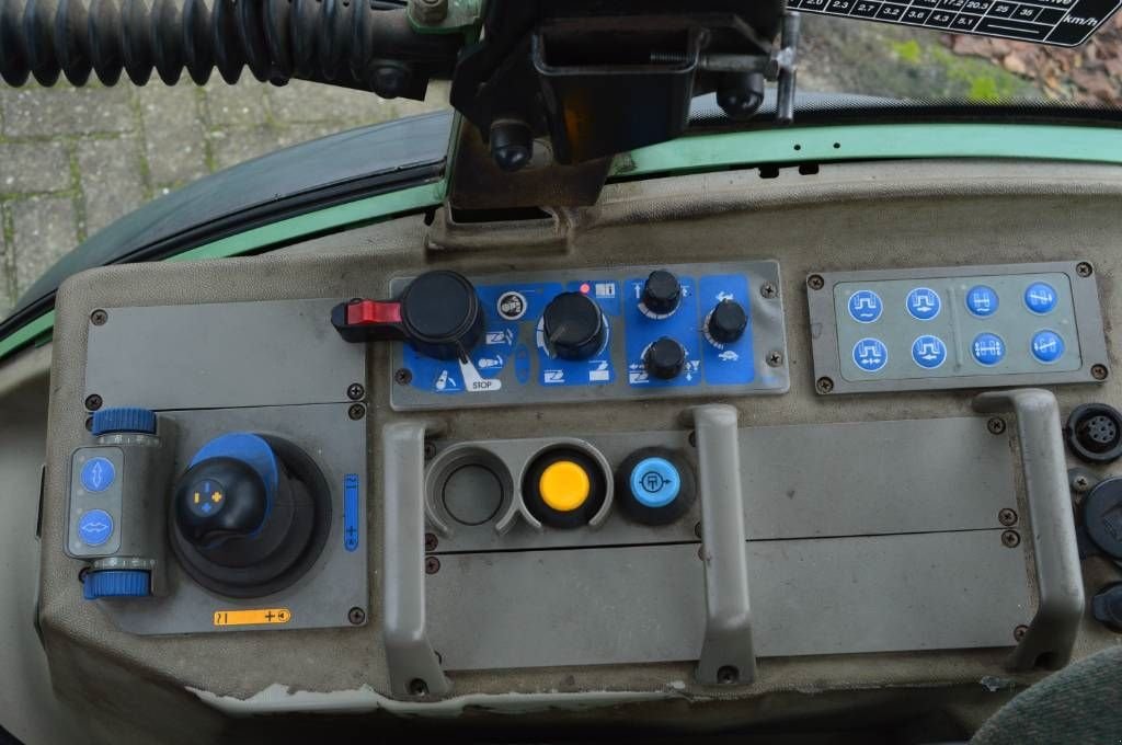 Traktor типа Fendt 208 VA met fronthef, Smalspoor/Fruitteelttractor, Gebrauchtmaschine в Erichem (Фотография 7)