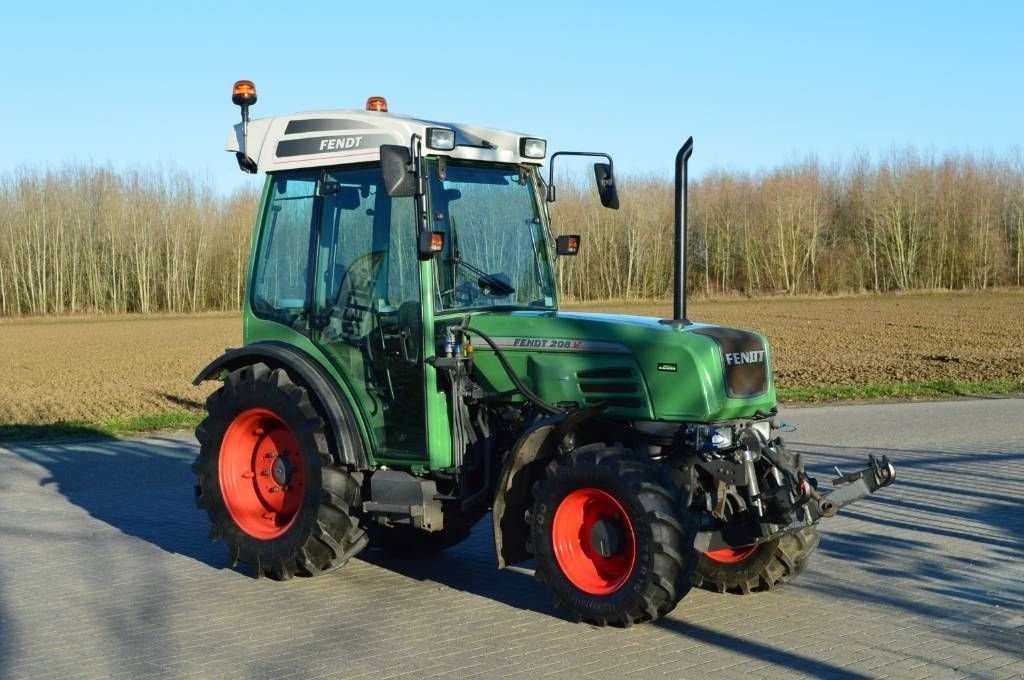 Traktor типа Fendt 208 VA met fronthef, Smalspoor/Fruitteelttractor, Gebrauchtmaschine в Erichem (Фотография 3)