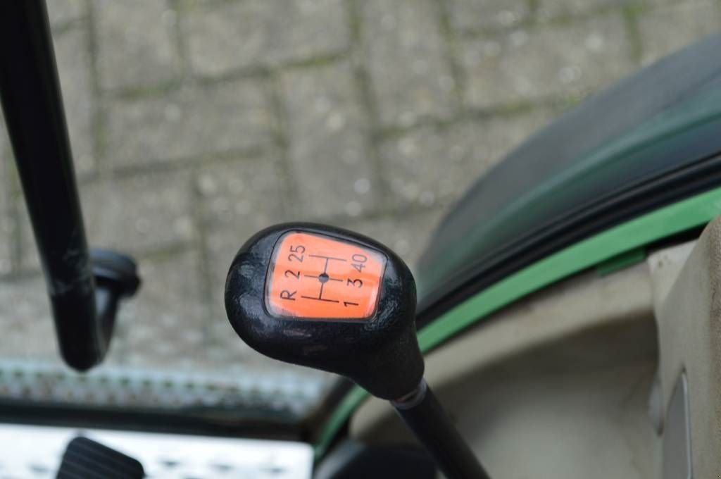 Traktor типа Fendt 208 VA met fronthef, Smalspoor/Fruitteelttractor, Gebrauchtmaschine в Erichem (Фотография 9)