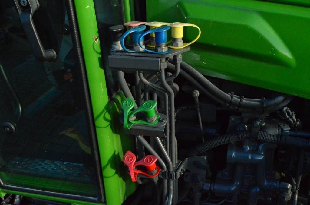 Traktor типа Fendt 208V S3 Vario Smalspoor/Fruitteelttractor, Gebrauchtmaschine в Erichem (Фотография 11)